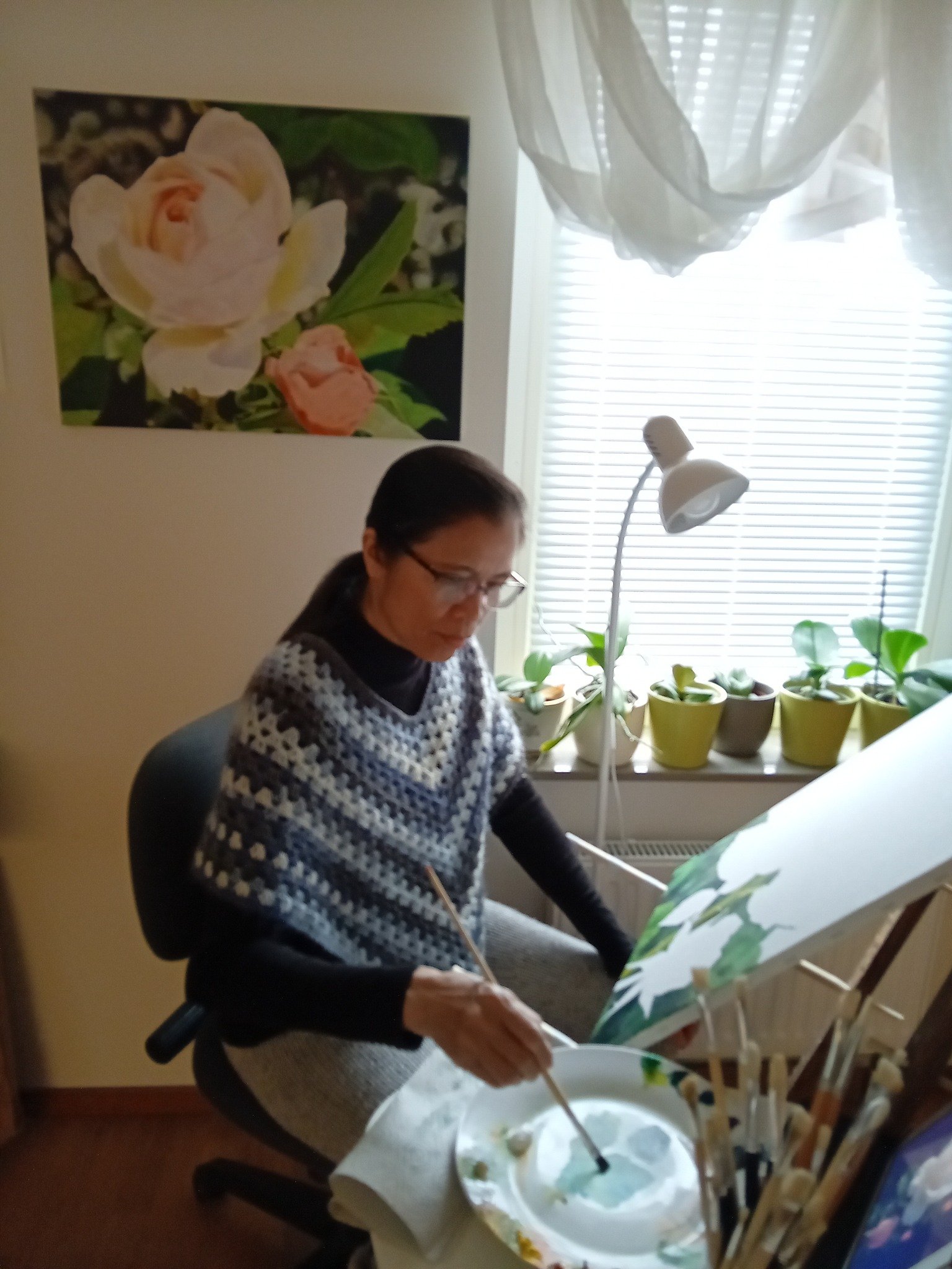 Louisa Lindholm artist in her art studio